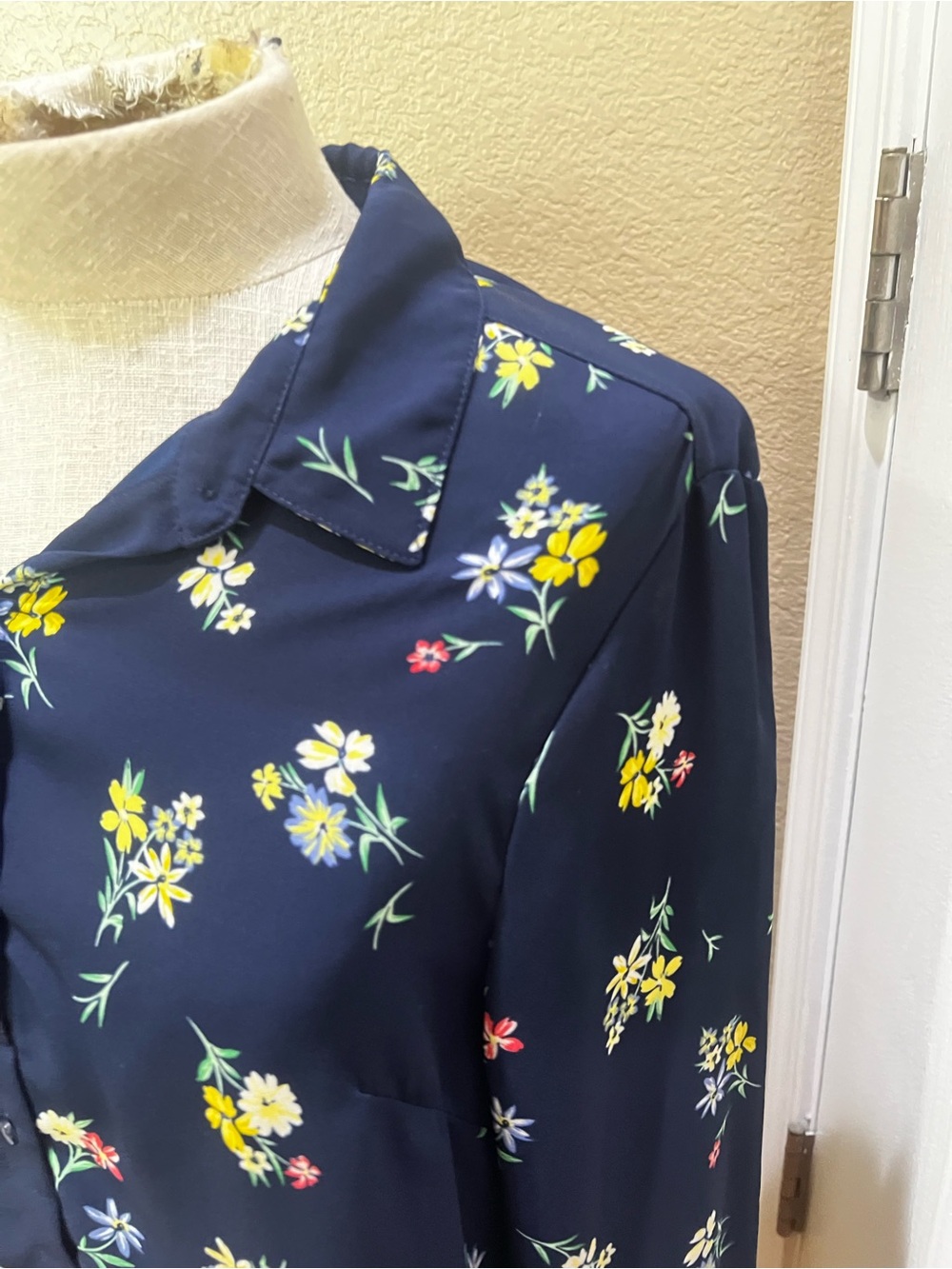 Banana Republic Navy Floral Button Down Shirt Women’s Classic Fit Long Sleeve - Picture 7 of 7